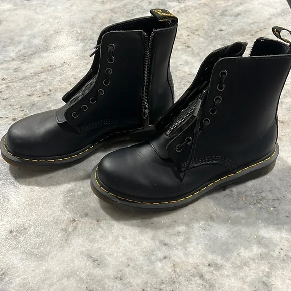 Dr.Martens black leather boots size 9 - Picture 1 of 4